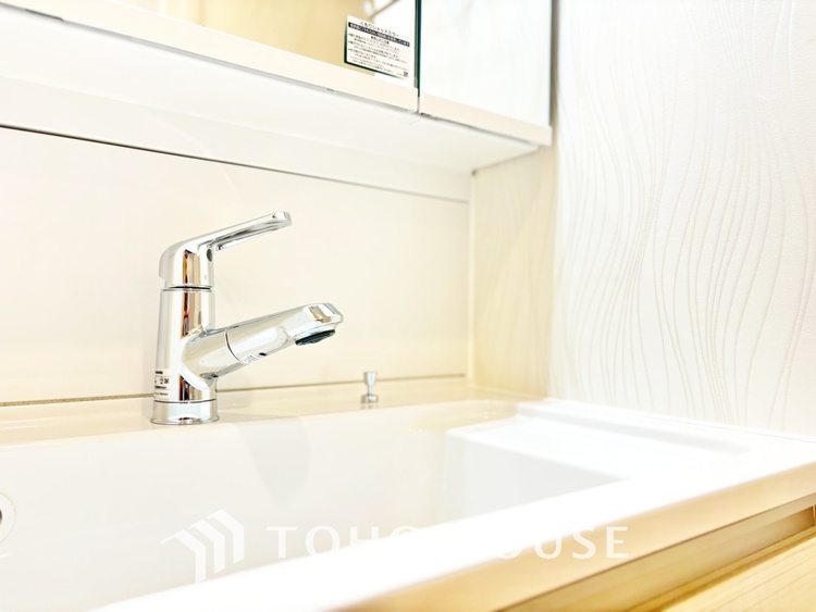 洗面 気持ちの良い朝をつくりだし、夕方には笑顔を取り戻させてくれるミラー。パウダールームはいつでも本来の自分を取り戻せる空間。明るく仕上げてあります。