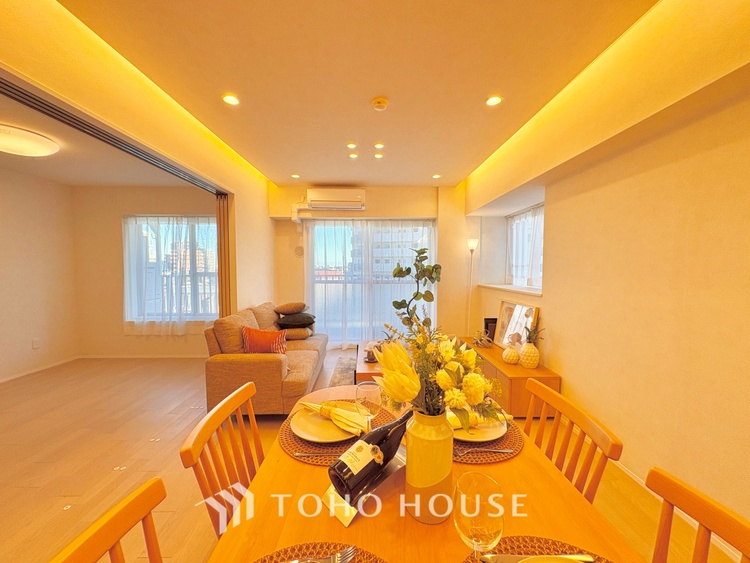 内装 ここにはみんなが集い、食事と楽しい会話が始まる。話に夢中になりすぎて、ついつい時を忘れ夜半過ぎになってしまう。そんな束の間の幸せを感じさせてくれる場所でありたい。