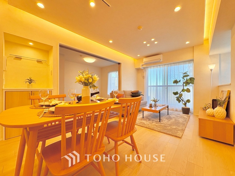 内装 大きなリビングは、高級感漂う設えとゆとりある広さで安心をもたらす特別な場所。暮らしの中心にふさわしい空間です。