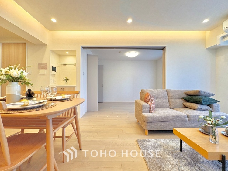 内装 堂々とした広さを誇るリビングは、優雅な開放感と安心感を兼ね備えた上質な空間。ご家族の時間を一層贅沢に演出します。