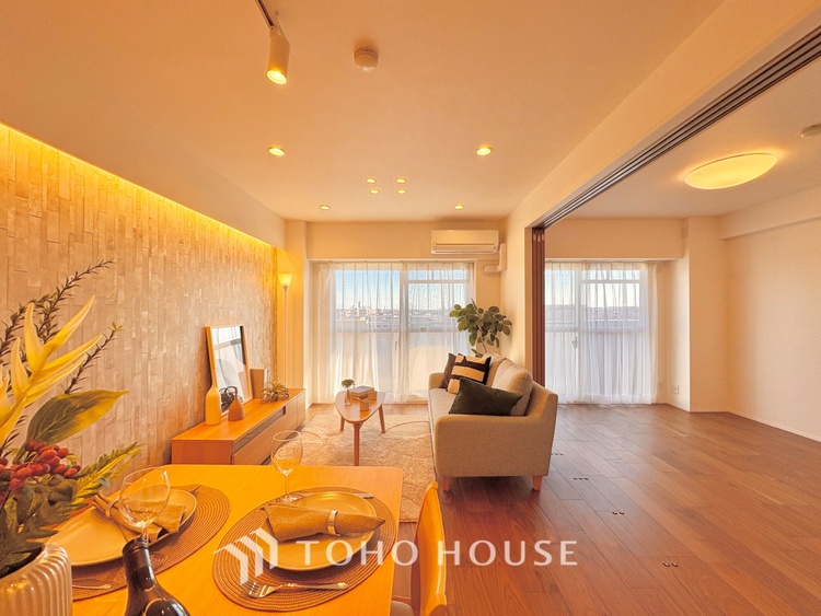 内装 洗練されたデザインと大きな広がりを持つリビングは、安心感と気品に満ちたひとときを叶える住まいの象徴です