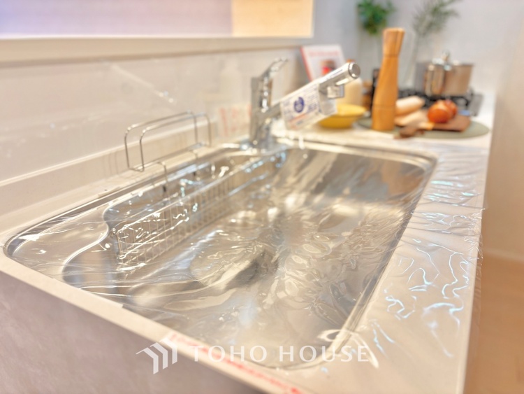 キッチン 上質な素材に囲まれたキッチンは、穏やかな時間が流れる特別な空間。洗練された料理が生まれる場所です。