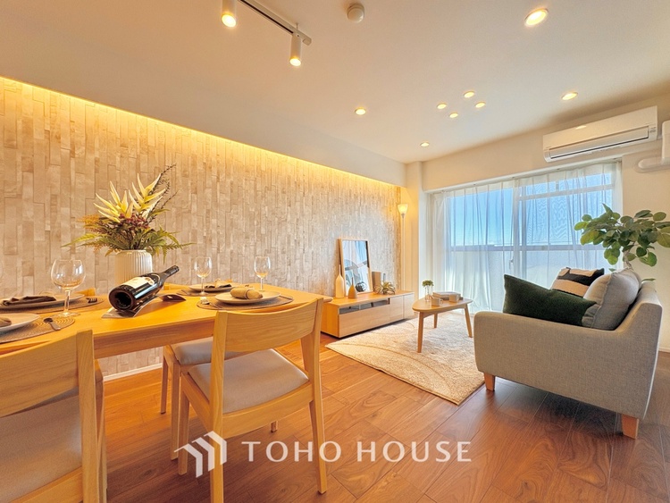 内装 ここにはみんなが集い、食事と楽しい会話が始まる。話に夢中になりすぎて、ついつい時を忘れ夜半過ぎになってしまう。そんな束の間の幸せを感じさせてくれる場所でありたい。