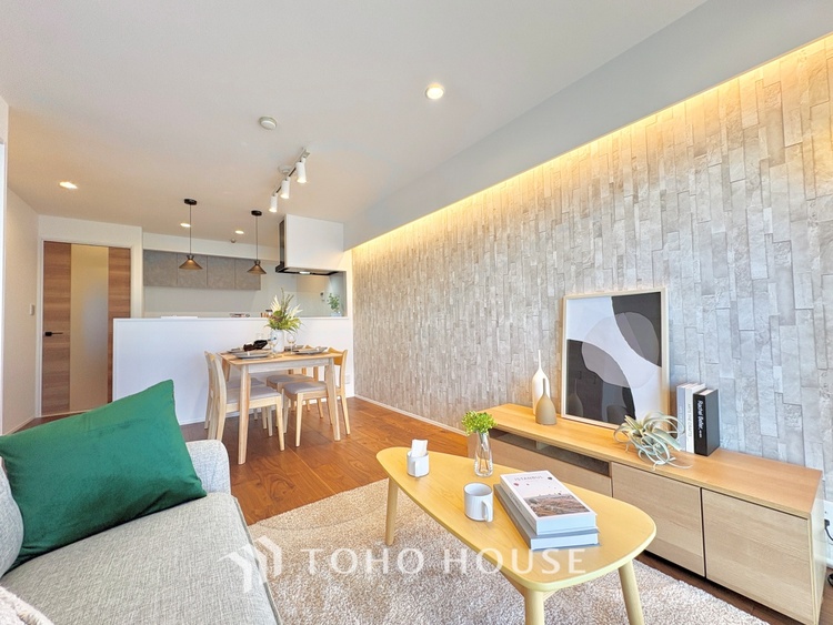 内装 堂々とした広さを誇るリビングは、優雅な開放感と安心感を兼ね備えた上質な空間。ご家族の時間を一層贅沢に演出します。