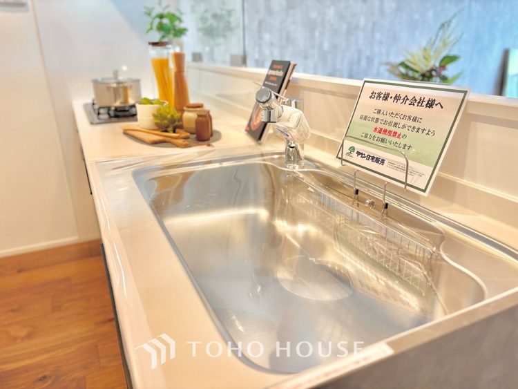 キッチン 上質な素材に囲まれたキッチンは、穏やかな時間が流れる特別な空間。洗練された料理が生まれる場所です。