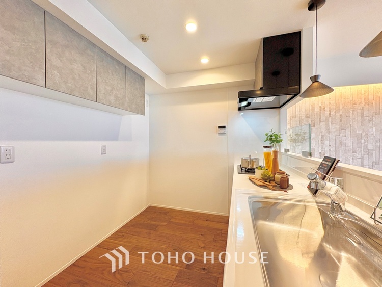 キッチン 時を超えて愛されるデザインが、日常を特別なひとときへと昇華させます。この場所から、心満たされる豊かな食卓が始まります。