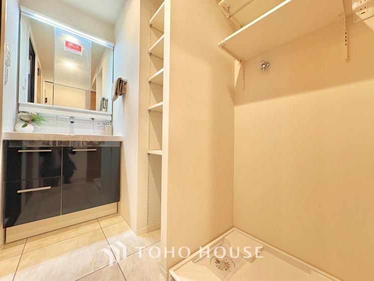 洗面 清潔感あふれる洗面化粧台で、毎日の身支度を快適にサポートします。