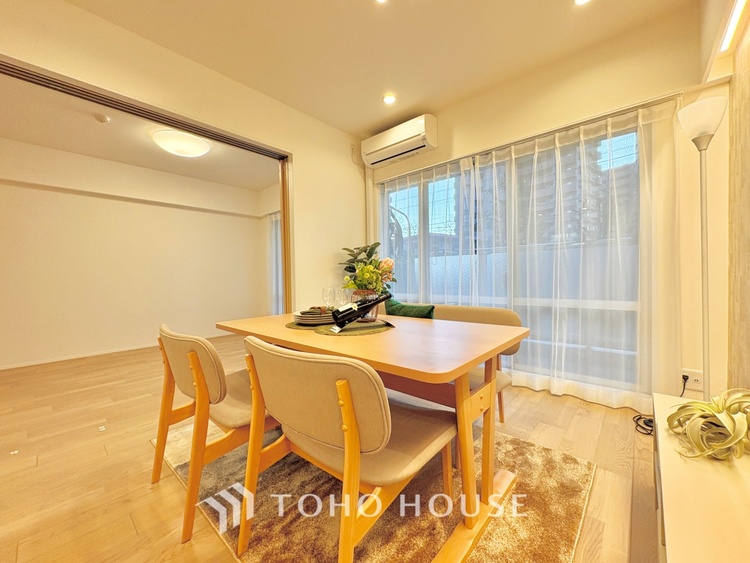 内装 ここにはみんなが集い、食事と楽しい会話が始まる。話に夢中になりすぎて、ついつい時を忘れ夜半過ぎになってしまう。そんな束の間の幸せを感じさせてくれる場所でありたい。