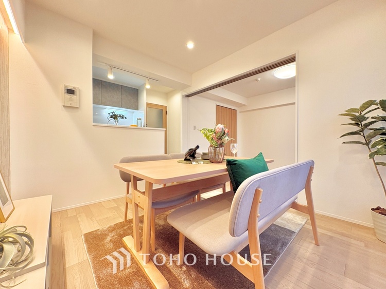 内装 大きなリビングは、高級感漂う設えとゆとりある広さで安心をもたらす特別な場所。暮らしの中心にふさわしい空間です。