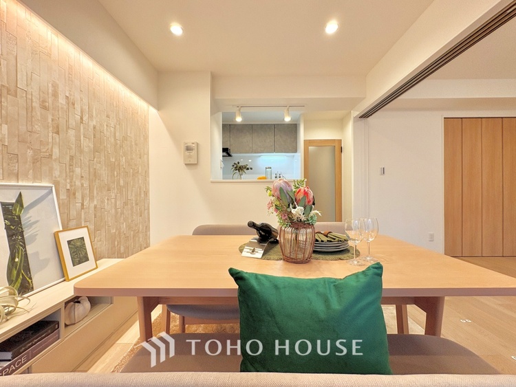 内装 堂々とした広さを誇るリビングは、優雅な開放感と安心感を兼ね備えた上質な空間。ご家族の時間を一層贅沢に演出します。