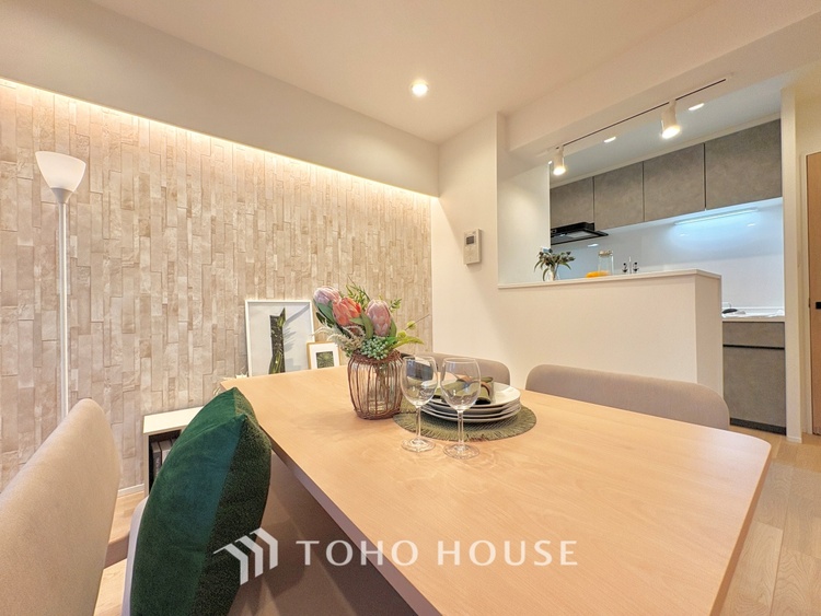 内装 ここはみんなが集い、食事と楽しい会話が始まる場所。話に夢中になりすぎて、ついつい時を忘れ、夜半過ぎになってしまう。そんな束の間の幸せを感じさせてくれます。