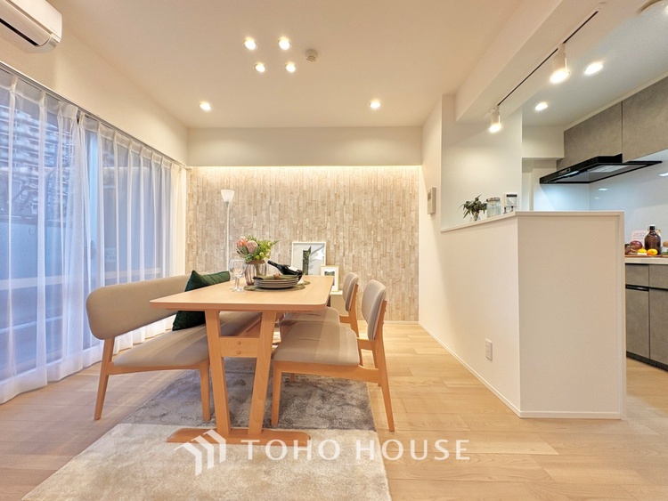 内装 堂々とした広さを誇るリビングは、優雅な開放感と安心感を兼ね備えた上質な空間。ご家族の時間を一層贅沢に演出します。