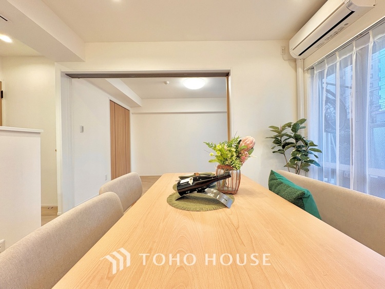 内装 明るく大きなリビングは、家族の安心と快適を育む空間。のびやかな広さが毎日の暮らしをより豊かに彩ります。