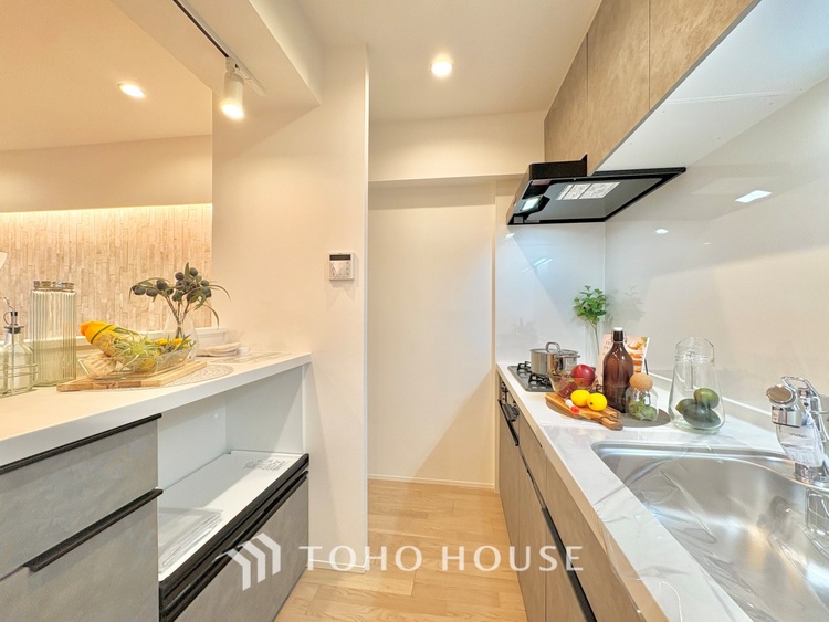 キッチン 時を超えて愛されるデザインが、日常を特別なひとときへと昇華させます。この場所から、心満たされる豊かな食卓が始まります。