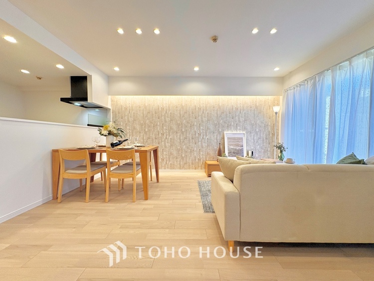 内装 大きなリビングは、高級感漂う設えとゆとりある広さで安心をもたらす特別な場所。暮らしの中心にふさわしい空間です。