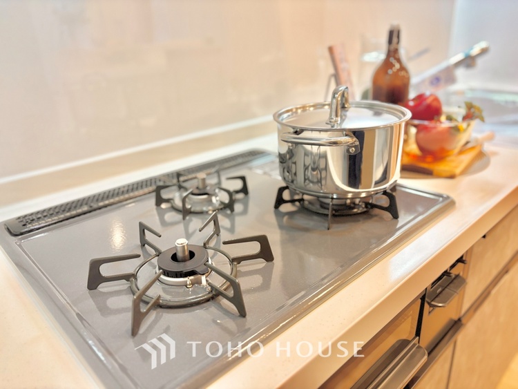キッチン 毎日料理をする、料理が好き、家族が多くて量を作る必要がある、等の方々にとっては必須の３口コンロ。同時進行で効率アップはもちろん鍋を移動する回数が減り、無駄な動きを軽減することが出来ます。