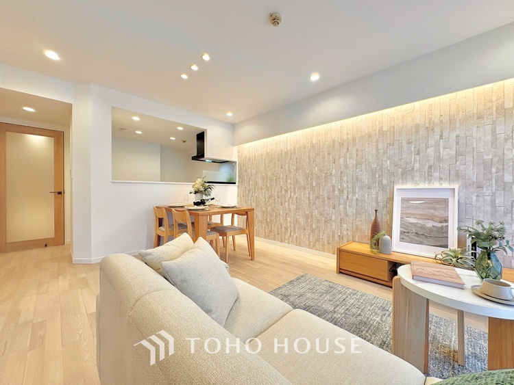 内装 堂々とした広さを誇るリビングは、優雅な開放感と安心感を兼ね備えた上質な空間。ご家族の時間を一層贅沢に演出します。