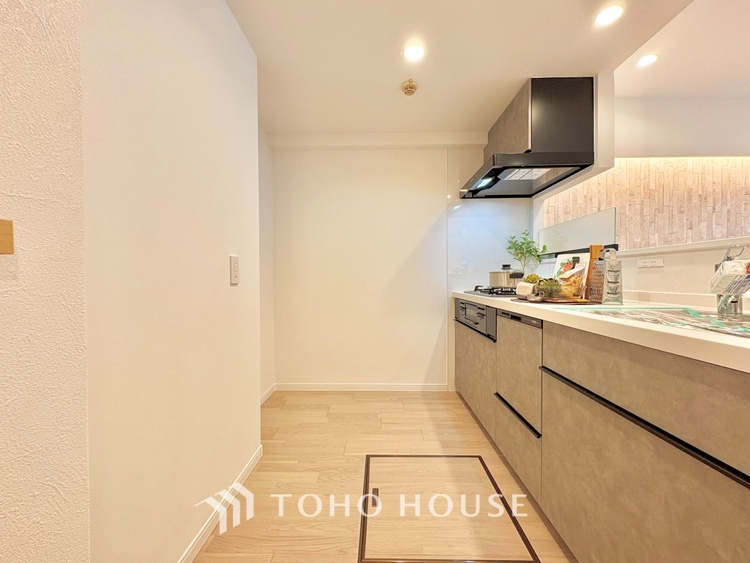 キッチン 上質な素材に囲まれたキッチンは、穏やかな時間が流れる特別な空間。洗練された料理が生まれる場所です。