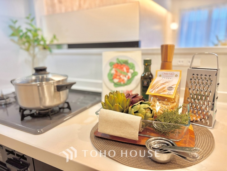 キッチン 時を超えて愛されるデザインが、日常を特別なひとときへと昇華させます。この場所から、心満たされる豊かな食卓が始まります。