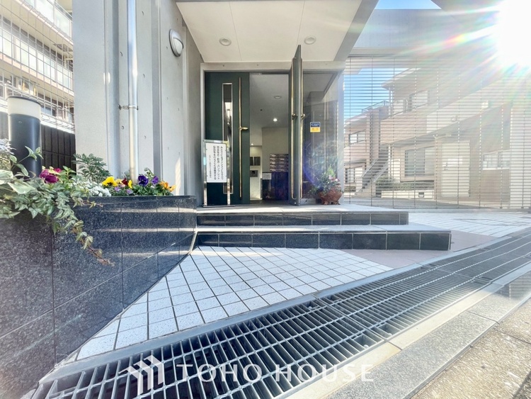 エントランス 【ENTRANCE】◆家族◆家で家族と過ごす時間は限られている。帰りを待つ家族の元へと急ぐときの弾む思い。そんな思いを引き立てる邸宅。