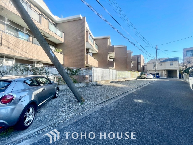 駐車場 【ENTRANCE】◆そびえ立つ◆我が家のシンボル。遠くの空が赤く染まる夕べが待ち遠しい。