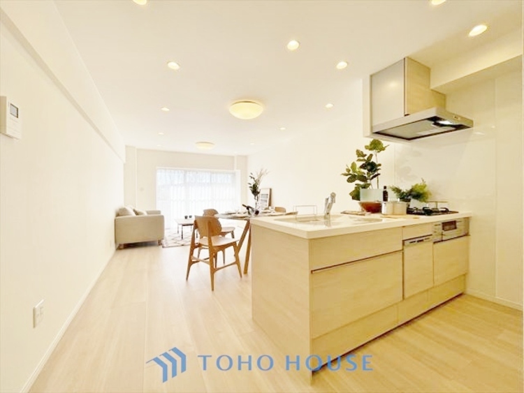 内装 ◆時を忘れる場所◆ここにはみんなが集い、食事と楽しい会話が始まる。話に夢中になりすぎて、ついつい時を忘れ夜半過ぎになってしまう。そんな束の間の幸せを感じさせてくれる場所でありたい。