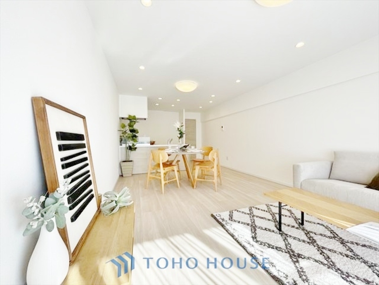 内装 ◆木漏れ日◆の様な採光が優しく足元を照らし、心地いい暮らしの道しるべを写し出す。この空間で過ごす家族との語らいの時間がとても素敵で幸せを感じるかもしれない。