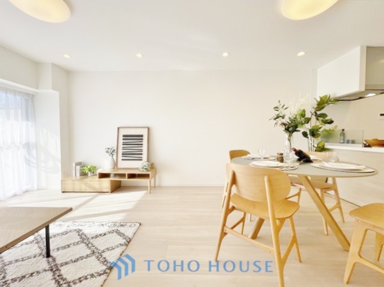 内装 ◆結ばれた◆玄関ドアを開けるとリビングから聞こえる小走りの足音。靴を脱ぎかけ目の前に立つ君の瞳と交差する。君は微笑みその刹那に心奪われる。佇む僕と君の間に赤い糸が結ばれた。