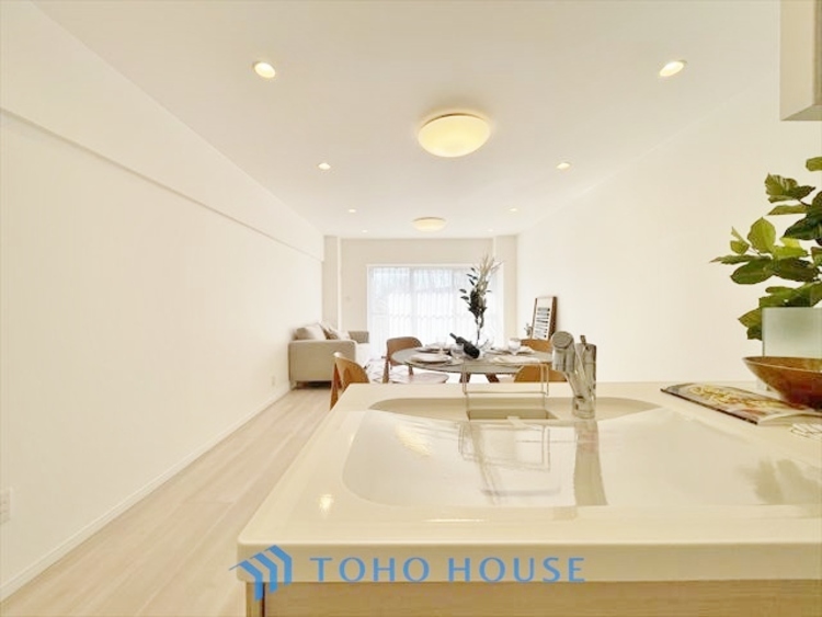 内装 ◆窓を開けると◆冷涼な風、そよぐリビング。だんらんの場所はここから始まり、ここで終わる。家族の笑顔が集う素敵な場所だから、こだわり抜いた思いが詰まっているのだと思う。