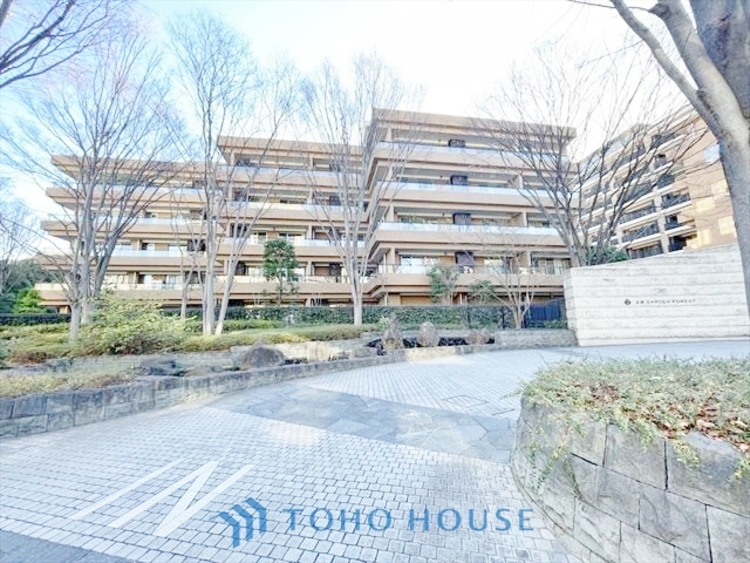 外観 ◆水面に映る◆紅葉を纏った山々を眺め、美しさのあまり感嘆のため息を漏らした事は無いだろうか。いつしか忘れかけていた自然の美しさと力強さを思い出させてくれる、そんな景色がここにもある。