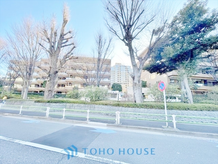 外観 ◆居心地のいい暮らし◆には欠かせない眩い採光。ゆったりとした幅の窓からこの空間に降り注ぐ採光が絶えない。明るいリビングこそ居心地のいい暮らしが待っているのだと思う。