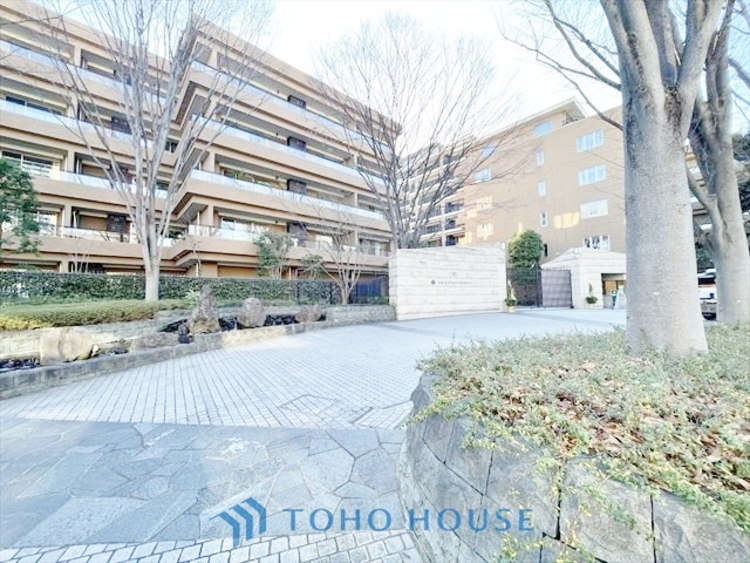 その他 ◆木漏れ日◆の様な採光が優しく足元を照らし、心地いい暮らしの道しるべを写し出す。この空間で過ごす家族との語らいの時間がとても素敵で幸せを感じるかもしれない。