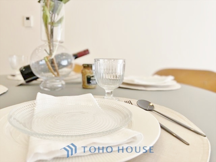 内装 ◆海の向こうへ沈む夕日◆オレンジ色の光は大人になった今の僕にはわかる。1日の終わりを伝えに来たわけではなく、また明日が来る方へ導いてくれた事を。