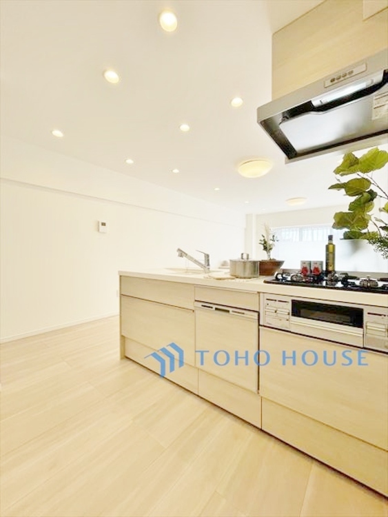 キッチン ◆ここに在る◆事も無げに美しく、伝えるには筆舌に尽くし難い。豪華絢爛や華美と言う事ではなく、住まう者にとって暮らし易く心地がいいと言う美しさがこの住まいには込められている。