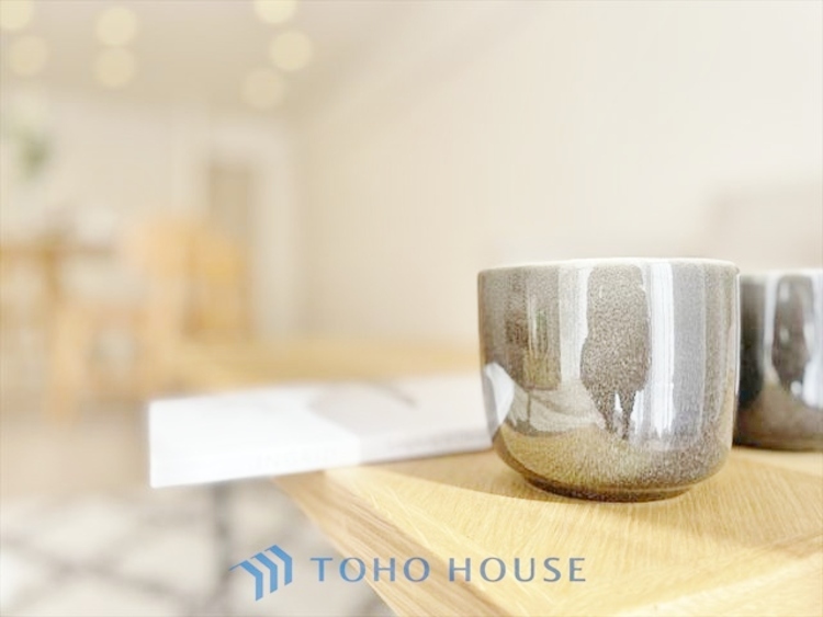 キッチン ◆今宵の食卓◆ダウンライトに反射するグラスを眺めながらワインを注ぐ。トクトクと心地いい音をさせながら、フランスの古城を思わせる薫りがたちこめ、とても幸せな時を過ごせる。