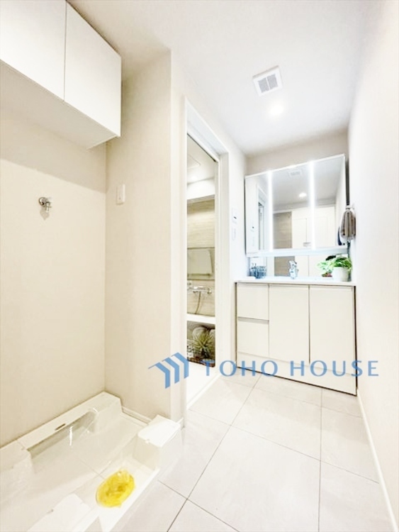 洗面 ◆サンサンと◆差し込む太陽の光がこのリビングに笑いをもたらす。ソファの上のクッションがポカポカした暖気にぬくぬくと微睡んでいる。