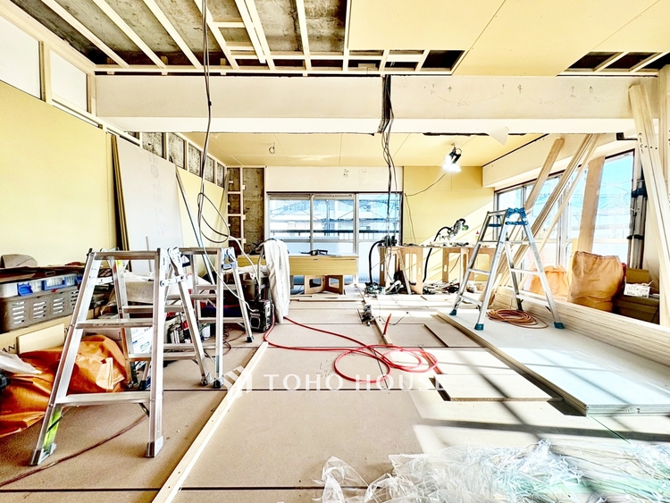 内装 ◆窓を開けると◆冷涼な風、そよぐリビング。だんらんの場所はここから始まり、ここで終わる。家族の笑顔が集う素敵な場所だから、こだわり抜いた思いが詰まっているのだと思う。