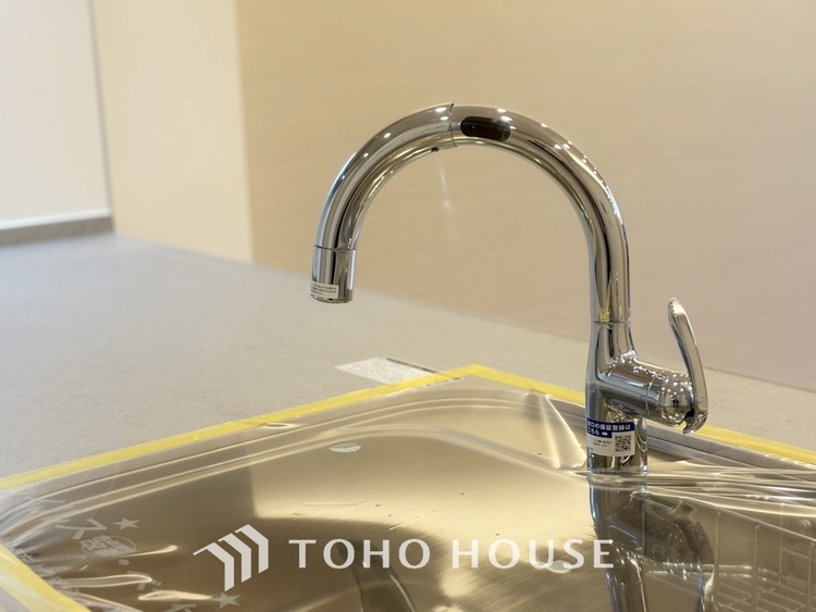 キッチン 【Kitchen】美しく使いやすいキッチンは油汚れが簡単に拭き取れる素材で加工されており、浄水器シャワーから流す水の音を軽減する静かなシンクを採用。見えないところにさり気ない配慮が嬉しい