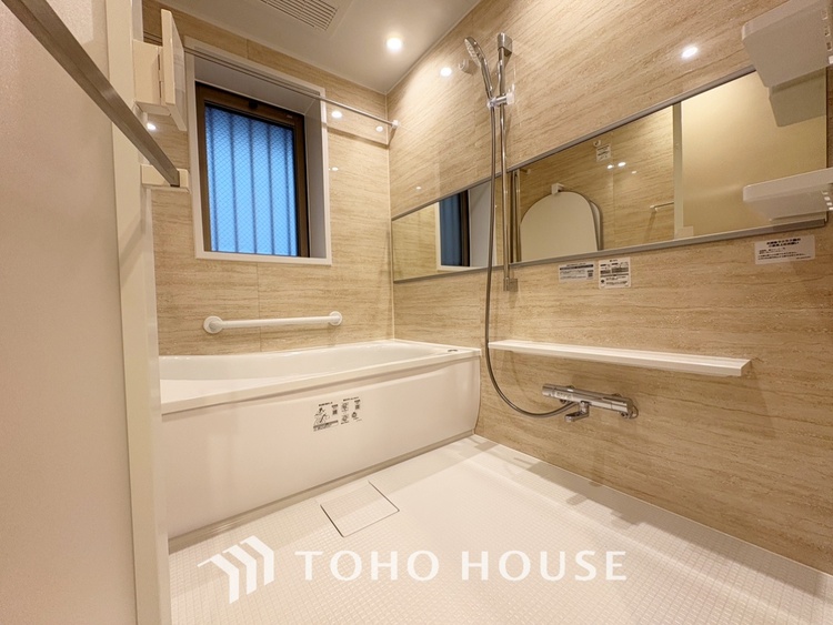 風呂 【Swaying surface】光に照らし出されたバスルーム。膨よかな湿度と静かに揺れる眼前の水面。広い浴槽にゆっくりと身を沈め深く瞑想をすれば、また新たな活力が膨らんできます。