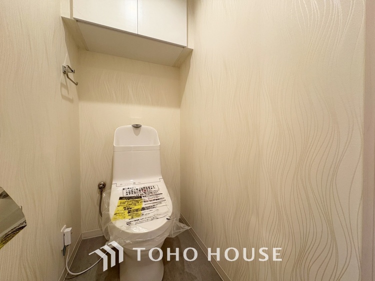 トイレ 【toilet】トイレットペーパーの使用回数を減らせることです。 シャワートイレを使用すれば、洗浄して汚れを落とすことができるため、トイレットペーパーの使用を最小限にとどめることができます。