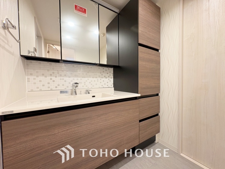 洗面 【Wash basin】十分な大きさの洗面台は収納もさる事ながら、身だしなみチェックや歯磨きなど、朝の慌ただしい時間でもホテルライクなスペースで余裕とゆとりを感じて頂けます。