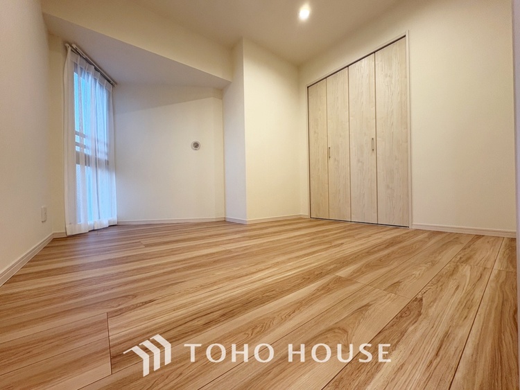 収納 【closet】奥行きのあるクローゼットを採用。衣装ケースや、掃除機といった電化製品まで多くの物を収納できるようなつくりになっております。是非一度、ご自身の目でお確かめ下さい。