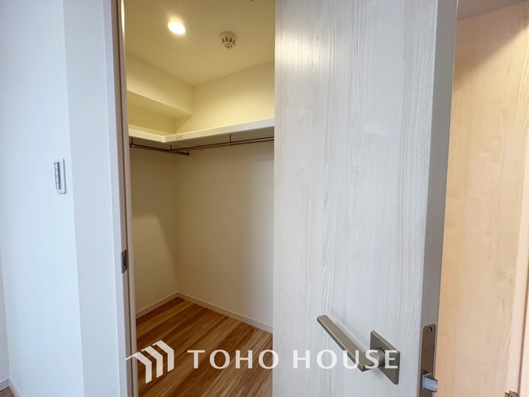 収納 【Shoes in closet】靴を美しく収納できて、マジックのように玄関がすっきりします。ベビーカー、ゴルフ道具、アウトドア用品など、外で使用するアイテムを玄関ドアの近くに収納できます。