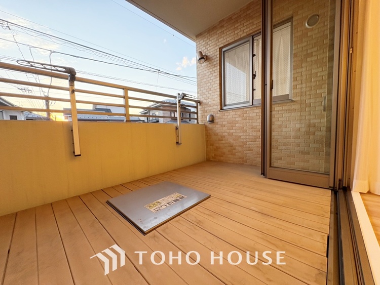 バルコニー ◆青空テラス◆ベランダから望む紺碧の空からそよ風、そして目に映るのはグリーン広がる風光明媚な世界。それは清々しい自然の薫りを肌で感じる幸せな空間。