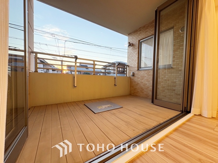 バルコニー 【Blue sky terrace】見上げると、空。時間を忘れ大空を見上げるなんて、いつぶりだろうか。こんなにも広く美しい情景がこの頭上にあったなんて。時間を忘れ、時を知る。