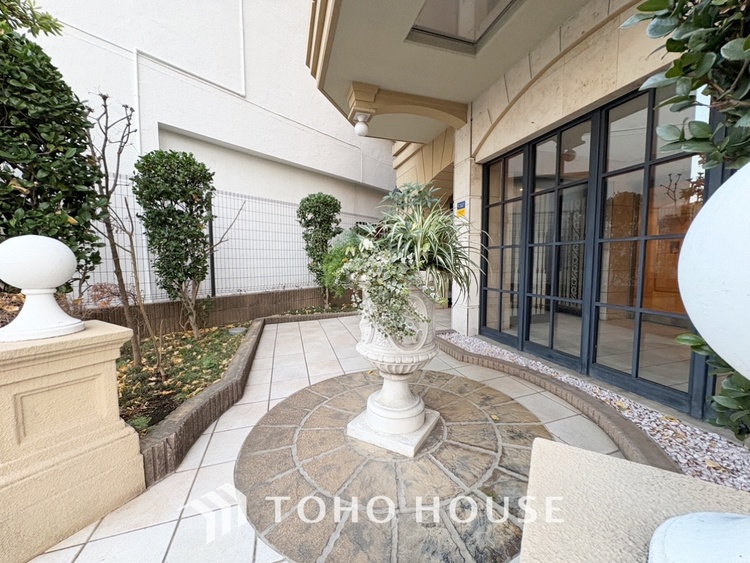 エントランス 【Entrance】仕事は好きだ。でも今日という一日はあまり芳しくない日もある。とぼとぼと家路に付く頃、ふと目を上げると我が家のエントランス。