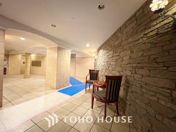 その他 【By the window】◆窓辺◆窓を開けベランダに出ると当所なく広がる街と空のスクリーン。風が凪ぎ一時停止する目の前の画面