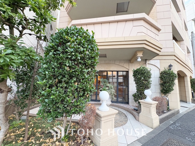 その他 ◆木漏れ日◆の様な採光が優しく足元を照らし、心地いい暮らしの道しるべを写し出す。この空間で過ごす家族との語らいの時間がとても素敵で幸せを感じるかもしれない。【Holiday of a home】