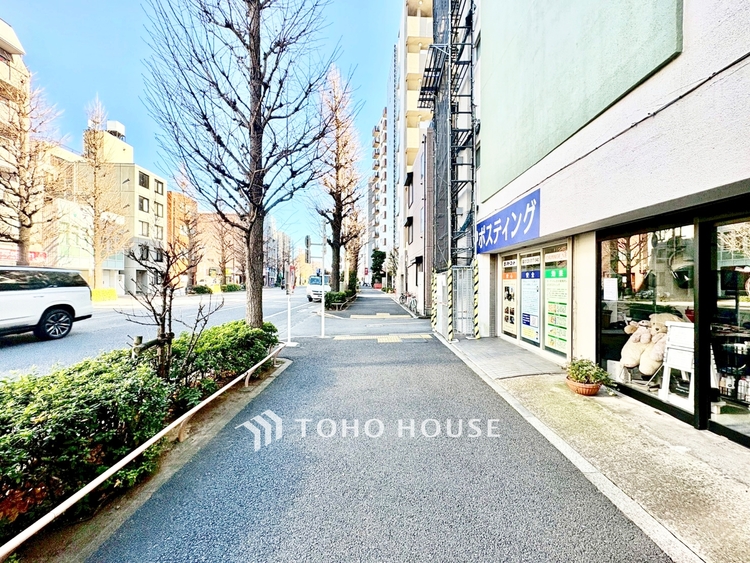 キッチン ◆今宵の食卓◆ダウンライトに反射するグラスを眺めながらワインを注ぐ。トクトクと心地いい音をさせながら、フランスの古城を思わせる薫りがたちこめ、とても幸せな時を過ごせる。