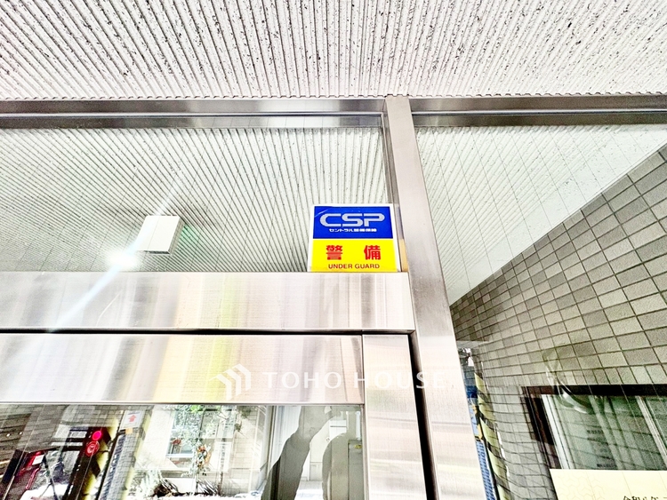 その他 ◆結ばれた◆玄関ドアを開けるとリビングから聞こえる小走りの足音。靴を脱ぎかけ目の前に立つ君の瞳と交差する。君は微笑みその刹那に心奪われる。佇む僕と君の間に赤い糸が結ばれた。